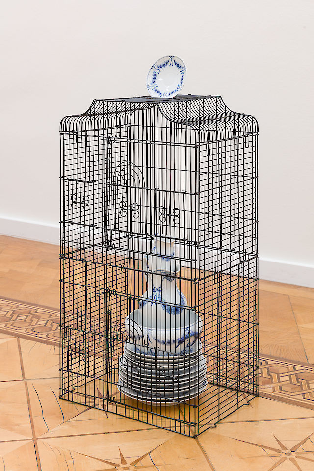 Nina Beier, Empire, 2019, ​‚Empire‘ Porcelain dinnerware by B&amp;G/Royal Copenhagen and metal wire bird cage, 94&nbsp;×&nbsp;44&nbsp;×&nbsp;33 cm