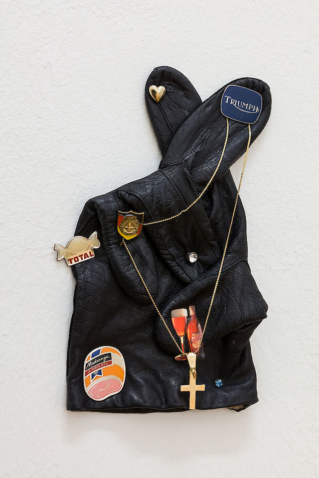 Nina Beier, Fingers Crossed Crossed Fingers, 2019, Leather glove, military decorations, commercial pins, religious symbols and jewelry, 11,5&nbsp;×&nbsp;19,5 cm