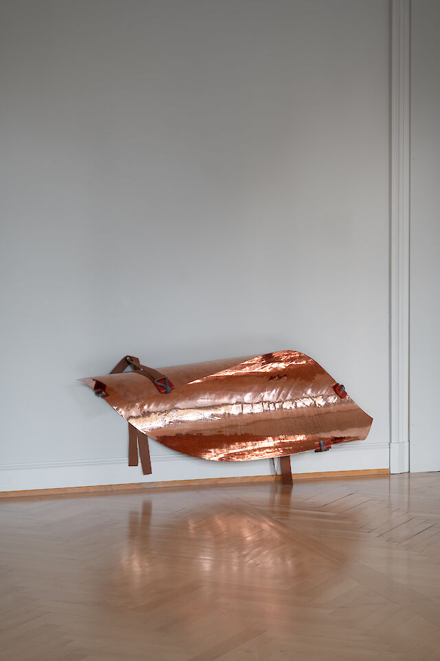 Marie Lund, Sills, 2021, copper, nylon strap, bronze, rubber, 53&nbsp;×&nbsp;160&nbsp;×&nbsp;46 cm, photo by Sebastian Stadler