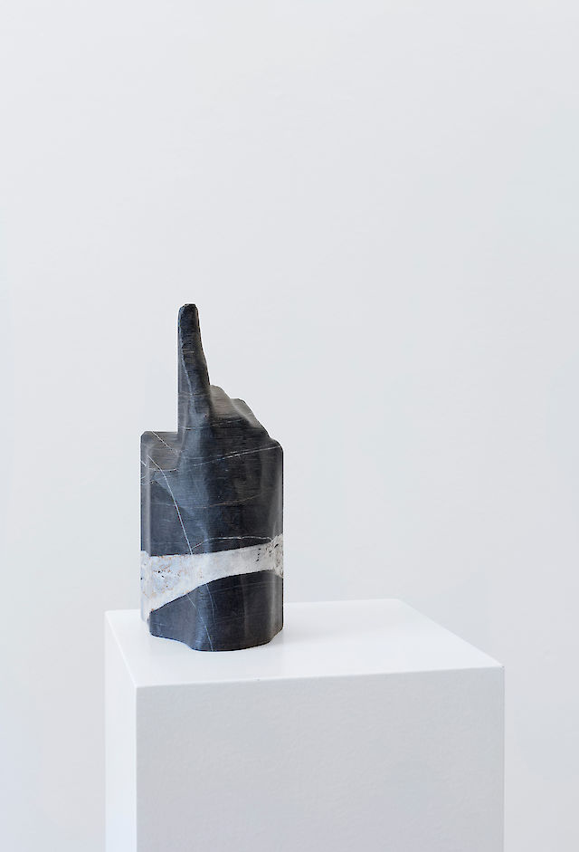 Benoît Maire, Main, marble, 26&nbsp;×&nbsp;14&nbsp;×&nbsp;11 cm