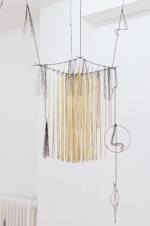 Iza Tarasewicz, What Whispers Are These IX, 2020, Steel wire, brass, copper, 40&nbsp;×&nbsp;40&nbsp;×&nbsp;55 cm