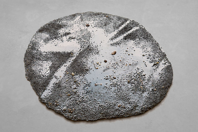 Marlie Mul, Puddle (Green Tracks), 2013, sand, stones, resin, 2 cm ø 90&nbsp;cm