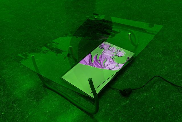 Sandra Mujinga, Stretched Delays 1, 2017, HD video, 13 mins. in loop, 32 inches LED TV, digital print on clear plexi glass (120&nbsp;×&nbsp;90&nbsp;×&nbsp;0,3 cm), steel and silicone rubber