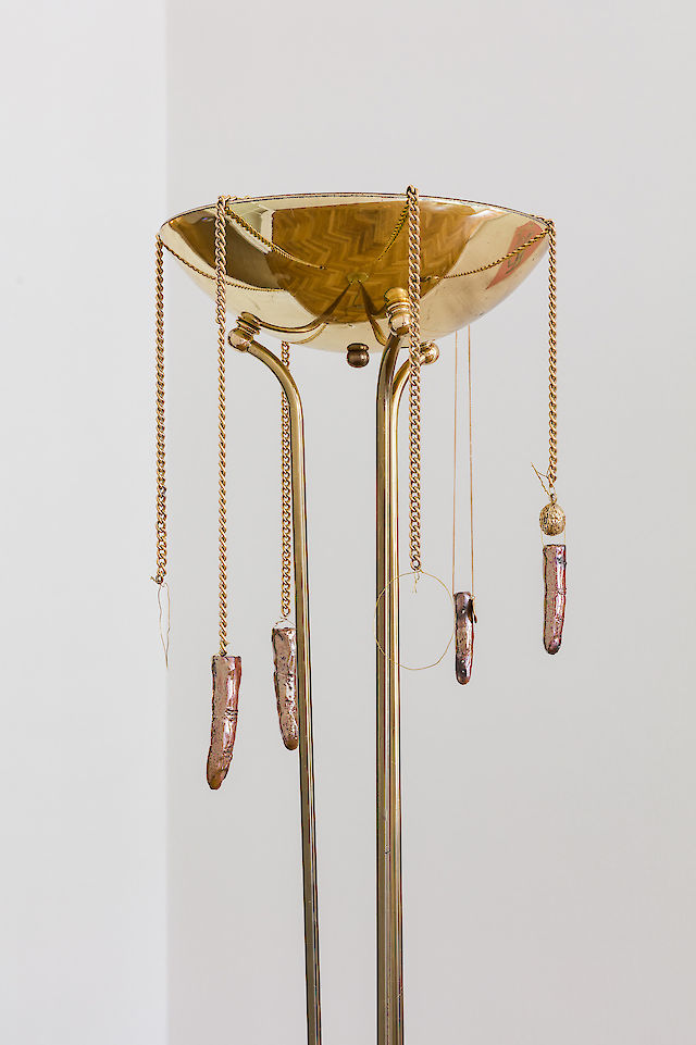 Soshiro Matsubara, Memories, 2020 (detail), found floor lamp, glazed ceramics, found jewelry, wire, 180 x ø 26&nbsp;cm
