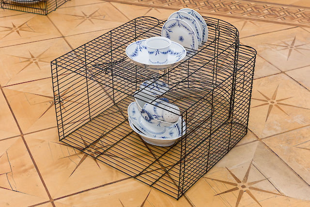 Nina Beier, Empire, 2019, ​‚Empire‘ Porcelain dinnerware by B&amp;G/Royal Copenhagen and metal wire bird cage, 54&nbsp;×&nbsp;43&nbsp;×&nbsp;63,5 cm