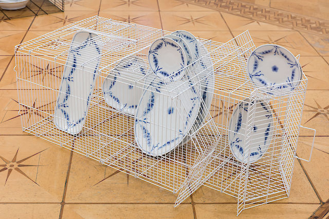 Nina Beier, Empire, 2019, ​‚Empire‘ Porcelain dinnerware by B&amp;G/Royal Copenhagen and metal wire bird cage, 49&nbsp;×&nbsp;98,5&nbsp;×&nbsp;45 cm