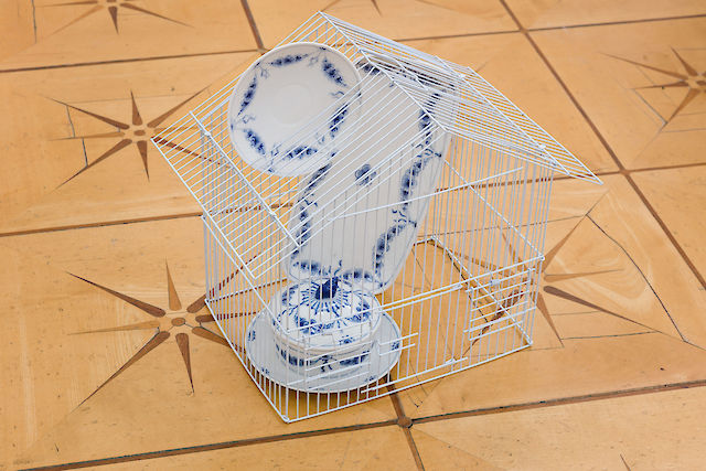 Nina Beier, Empire, 2019, ​‚Empire‘ Porcelain dinnerware by B&amp;G/Royal Copenhagen and metal wire bird cage, 37&nbsp;×&nbsp;35&nbsp;×&nbsp;25,5 cm