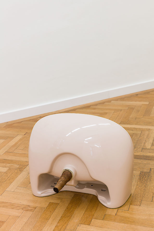 Nina Beier, Plug, 2019, Ceramic sink and handrolled cigar, 58,5&nbsp;×&nbsp;43,5&nbsp;×&nbsp;33 cm