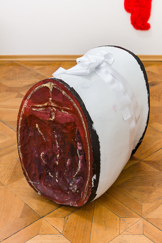 Horacio Alcolea Crespo and Georgia Gardner Gray, Saddle, 2020, Carton, paper mache, acrylic and silk ribbon, 67&nbsp;×&nbsp;48&nbsp;×&nbsp;59 cm