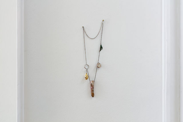 Soshiro Matsubara, A Finger I, 2020, glazed ceramics, chain and found jewelry, 40&nbsp;×&nbsp;12&nbsp;×&nbsp;2,5 cm