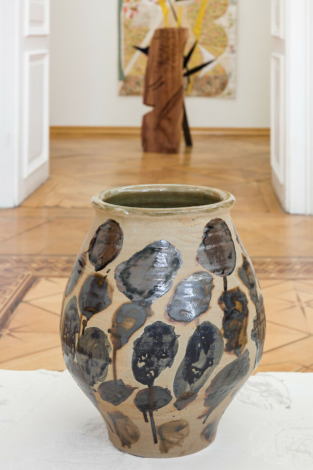 Natsuko Uchino, Untitled (okinawa dotted), 2021, Glazed stoneware, 24 cm ø 33&nbsp;cm