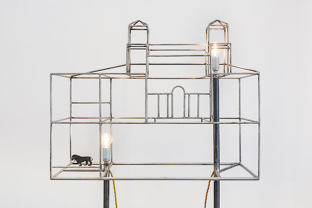 Benoît Maire, Lampe Médicis, 2022 (detail), metal, light bulbs, electric wire, 177&nbsp;×&nbsp;68&nbsp;×&nbsp;29 cm
