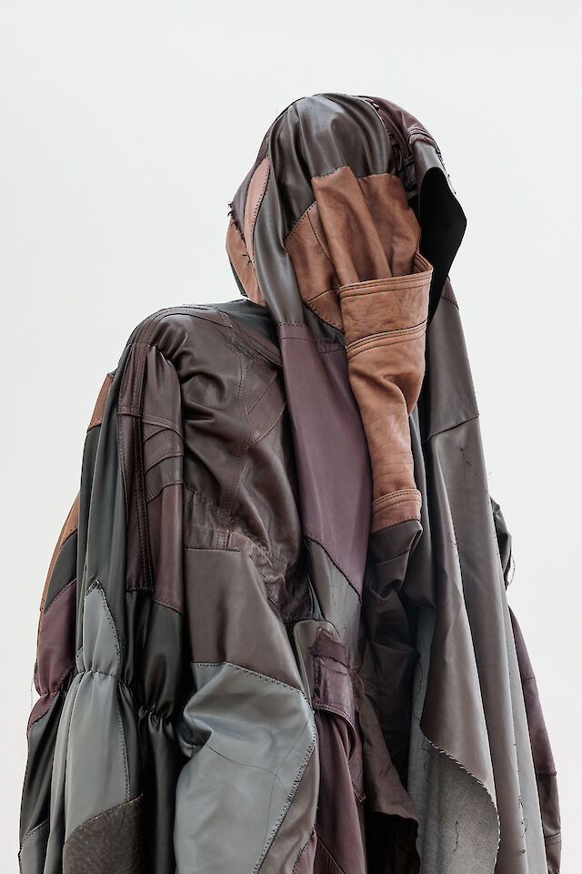 Sandra Mujinga, Kóko 2089, 2023 (detail), synthetic leather, fabric, concrete, steel, overall dimensions: 290&nbsp;×&nbsp;330&nbsp;×&nbsp;260 cm